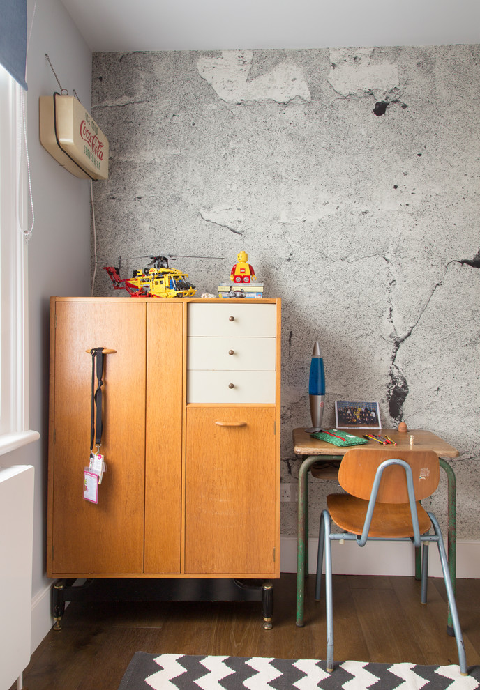 Imagen de habitación de niño de 4 a 10 años actual de tamaño medio con escritorio, paredes grises, suelo de madera oscura y suelo marrón