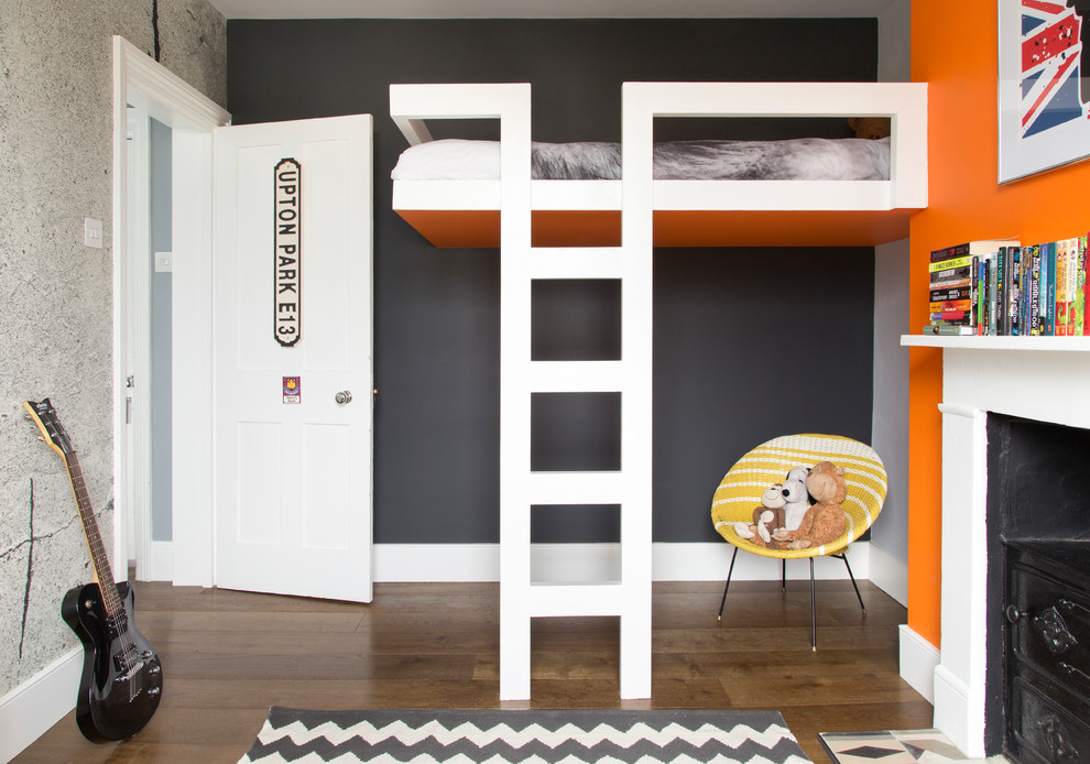 Exemple d'une chambre de garçon de 4 à 10 ans tendance de taille moyenne avec un bureau, un mur multicolore, parquet foncé et un sol marron.