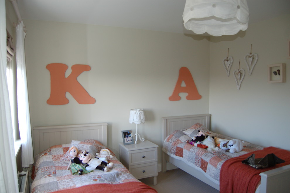 На фото: детская среднего размера в современном стиле с спальным местом, бежевыми стенами и ковровым покрытием для ребенка от 1 до 3 лет, девочки с