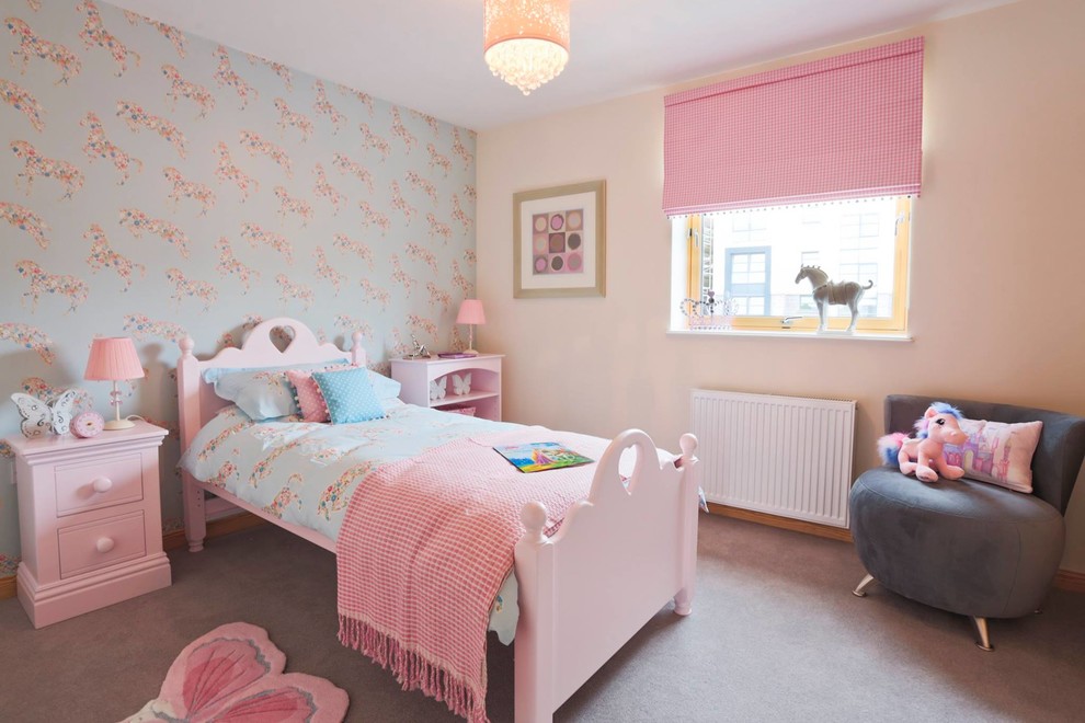Inspiration för ett vintage flickrum kombinerat med sovrum och för 4-10-åringar, med flerfärgade väggar och heltäckningsmatta