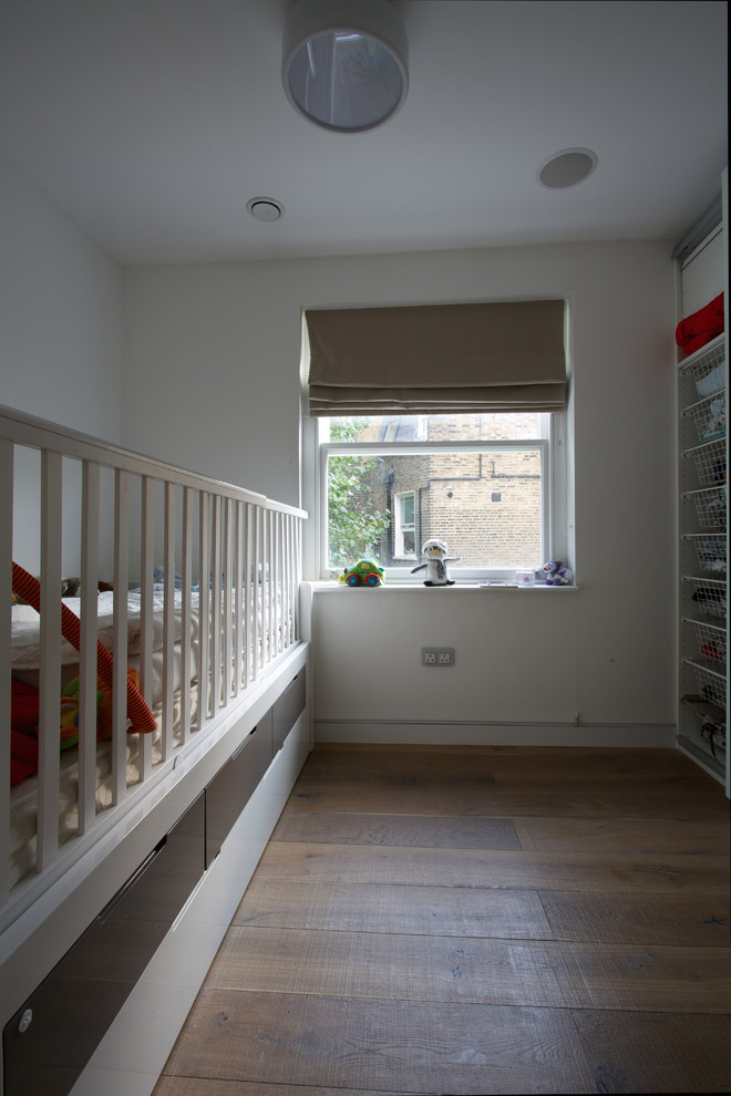 Ejemplo de habitación de niño de 1 a 3 años contemporánea pequeña con paredes blancas