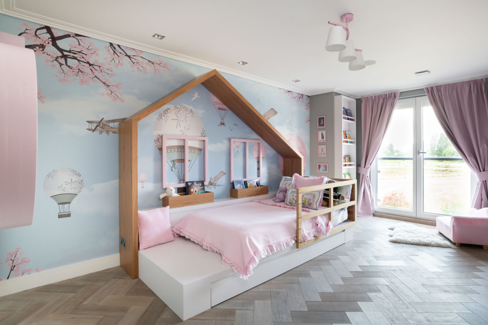 Exempel på ett mellanstort modernt barnrum kombinerat med sovrum, med grå väggar, ljust trägolv och beiget golv