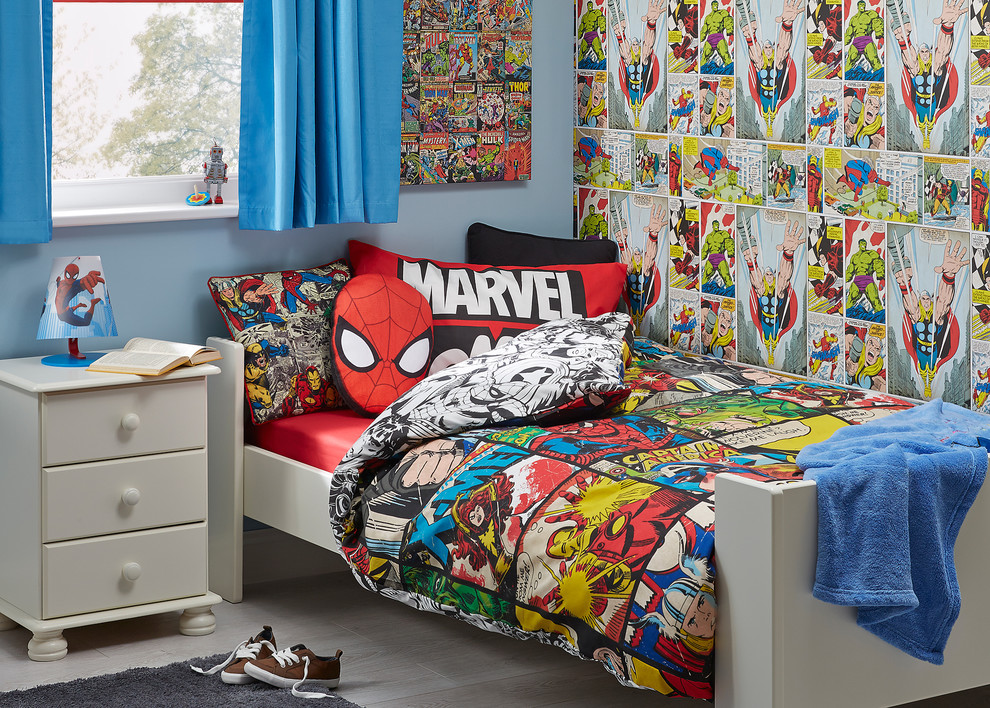 Imagen de dormitorio infantil de 4 a 10 años contemporáneo pequeño con suelo de madera clara y paredes multicolor