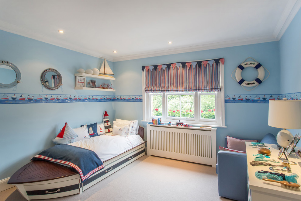 Diseño de habitación de niño marinera con paredes azules y moqueta