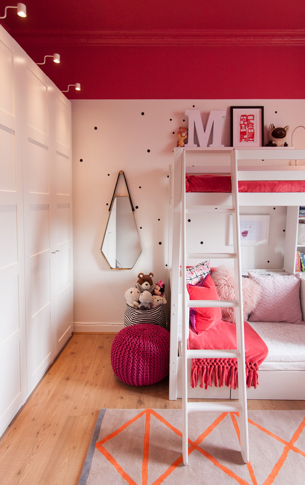 Пример оригинального дизайна: детская среднего размера в современном стиле с спальным местом, разноцветными стенами и светлым паркетным полом для ребенка от 4 до 10 лет, девочки, двоих детей
