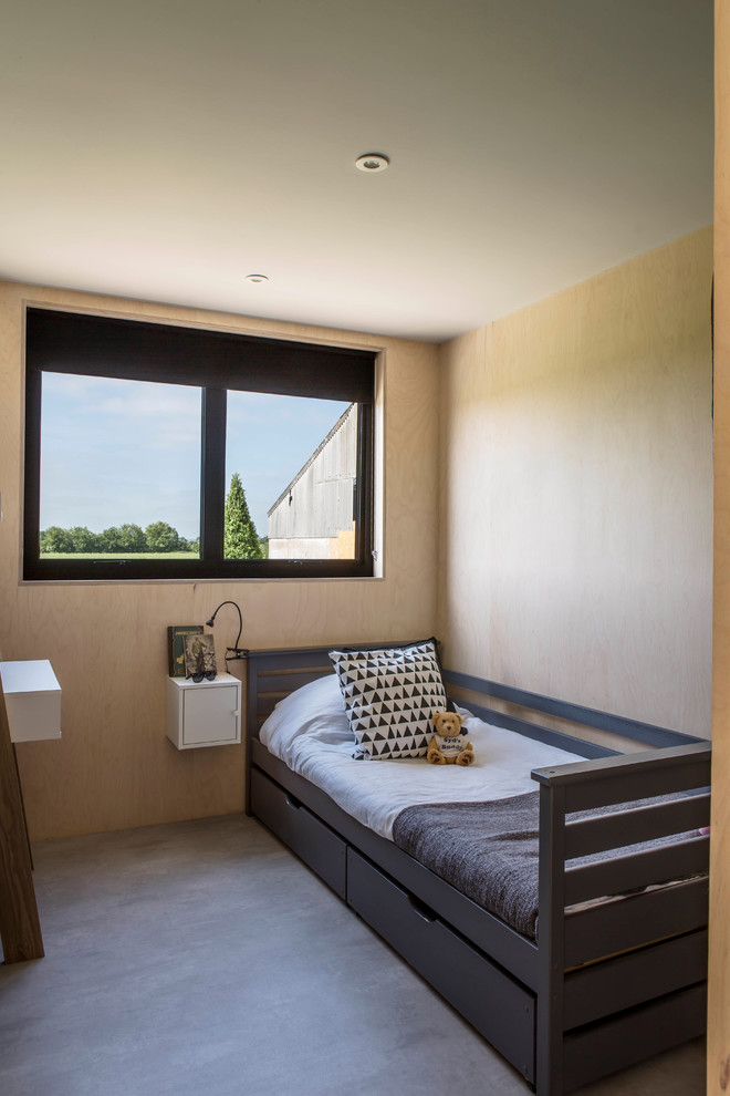 Imagen de dormitorio infantil de 4 a 10 años nórdico pequeño con paredes beige, suelo de cemento y suelo gris