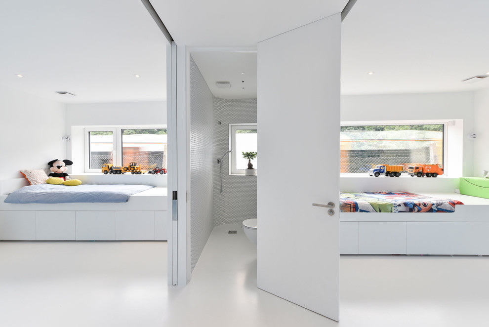 Idéer för ett mellanstort modernt könsneutralt barnrum kombinerat med sovrum och för 4-10-åringar, med vita väggar och vitt golv