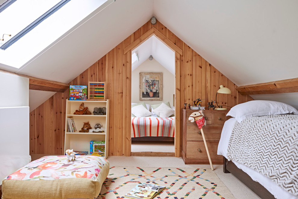 Пример оригинального дизайна: нейтральная детская в стиле кантри с спальным местом, белыми стенами и ковровым покрытием