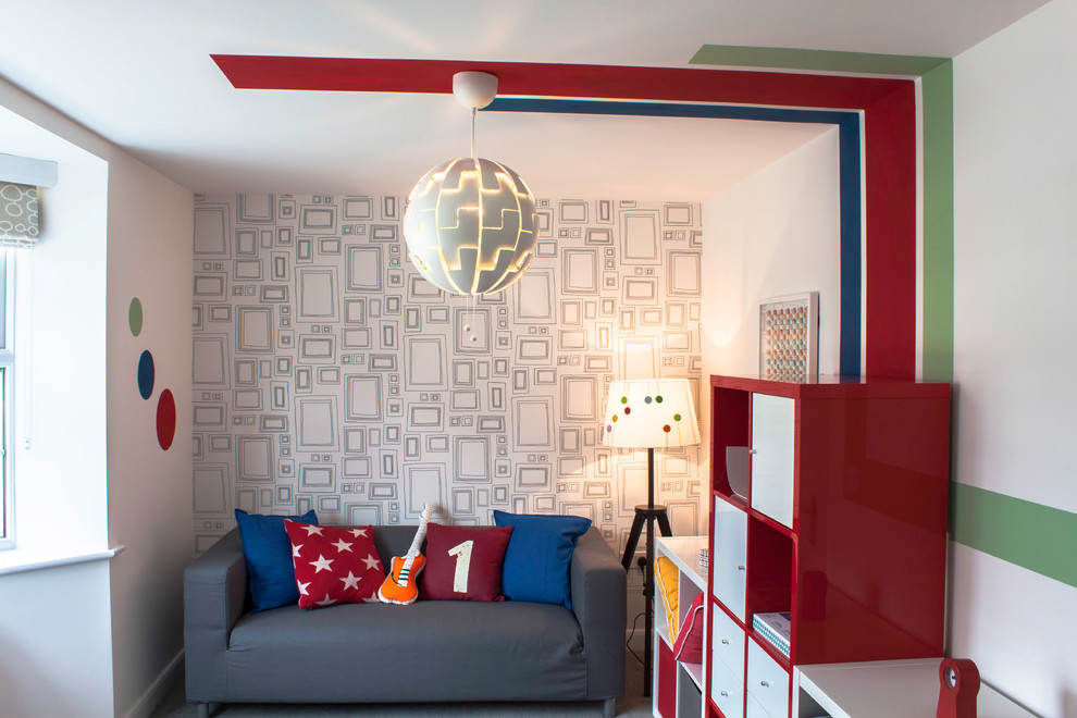 Источник вдохновения для домашнего уюта: нейтральная детская с игровой среднего размера в современном стиле с разноцветными стенами и ковровым покрытием