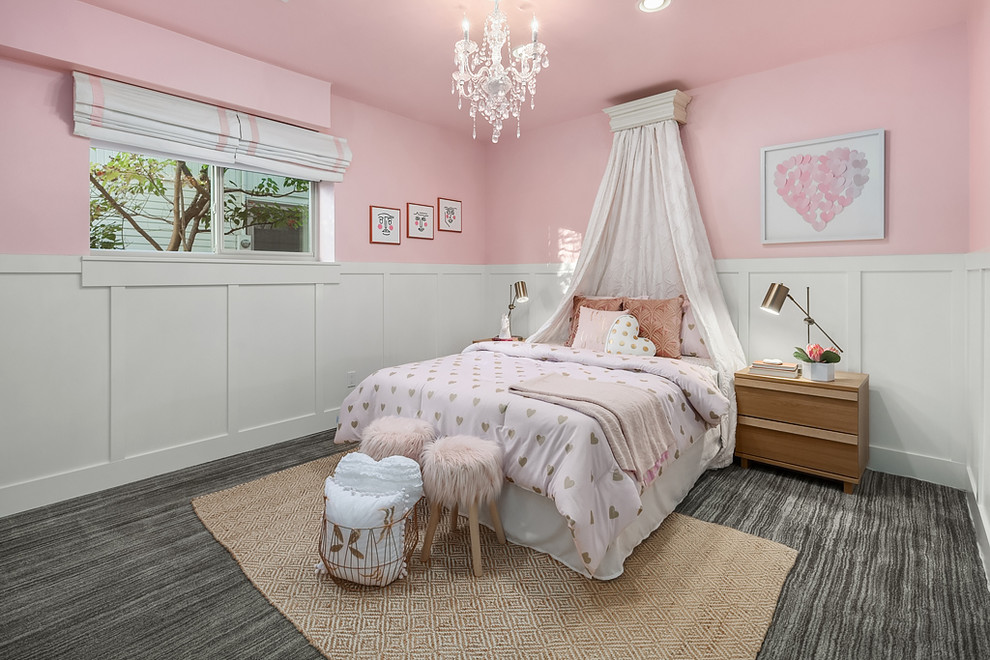 Esempio di una cameretta per bambini chic con pareti rosa, moquette e pavimento grigio