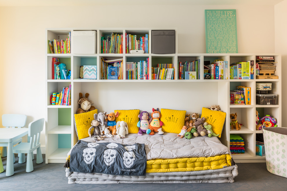 ロンドンにあるコンテンポラリースタイルのおしゃれな子供の寝室 (ベージュの壁、コンクリートの床、グレーの床) の写真