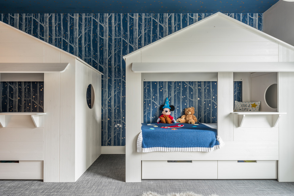 Cette image montre une chambre d'enfant design avec un mur blanc, moquette et un sol gris.