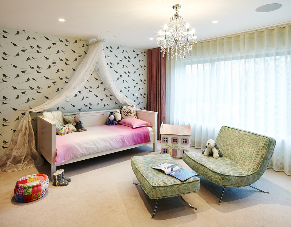 Idéer för vintage flickrum kombinerat med sovrum, med flerfärgade väggar och heltäckningsmatta
