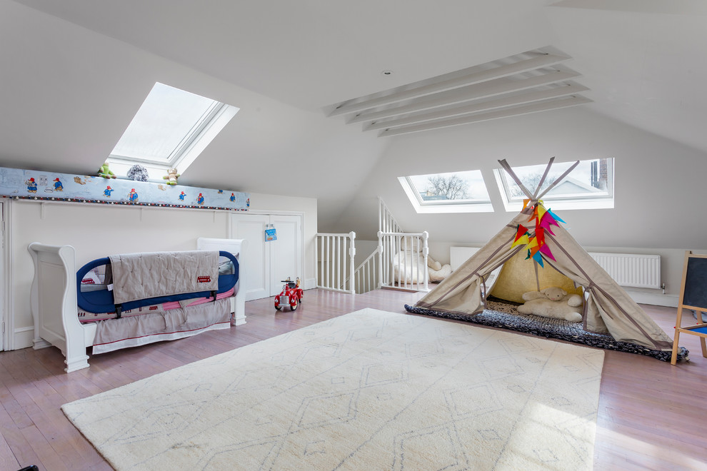 Foto de dormitorio infantil de 1 a 3 años actual de tamaño medio con paredes blancas, suelo de madera clara y suelo marrón