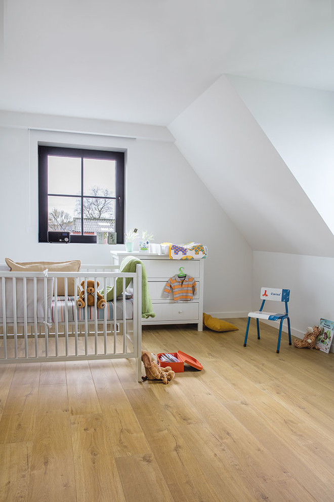 Inredning av ett modernt barnrum, med laminatgolv och beiget golv