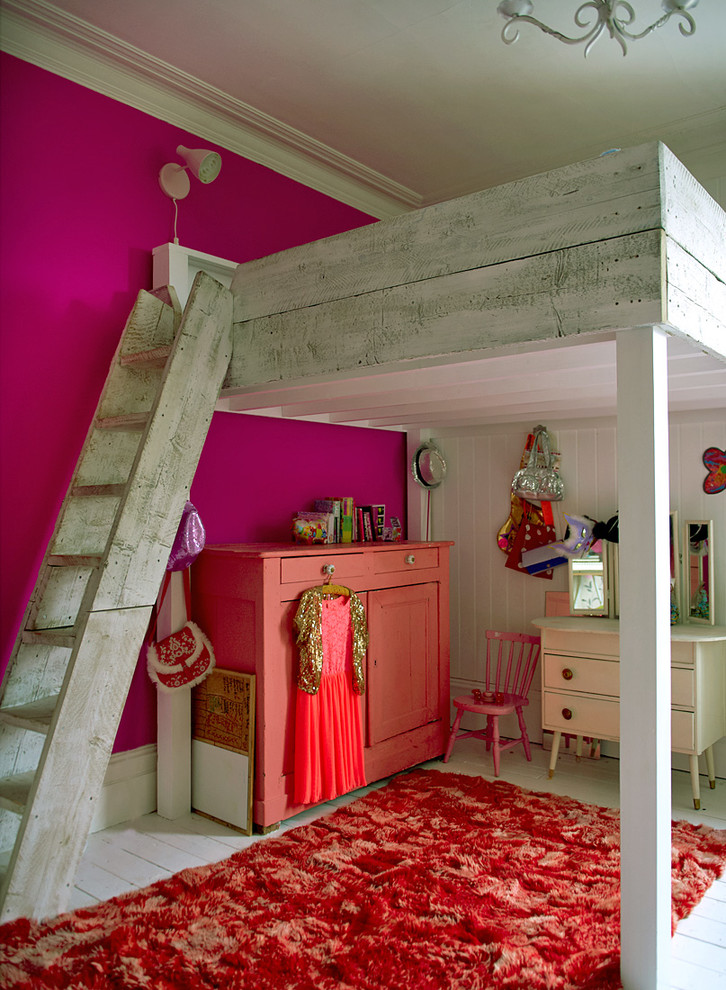 Foto de habitación de niña romántica con paredes rosas y suelo de madera pintada