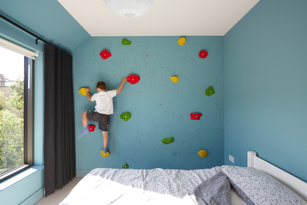 Inspiration för moderna pojkrum kombinerat med sovrum och för 4-10-åringar, med blå väggar, heltäckningsmatta och grått golv