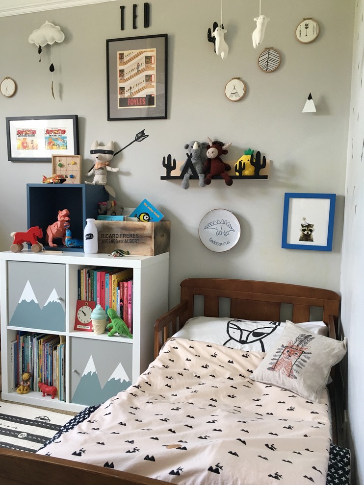 Modelo de dormitorio infantil de 1 a 3 años escandinavo de tamaño medio con paredes grises, moqueta y suelo beige