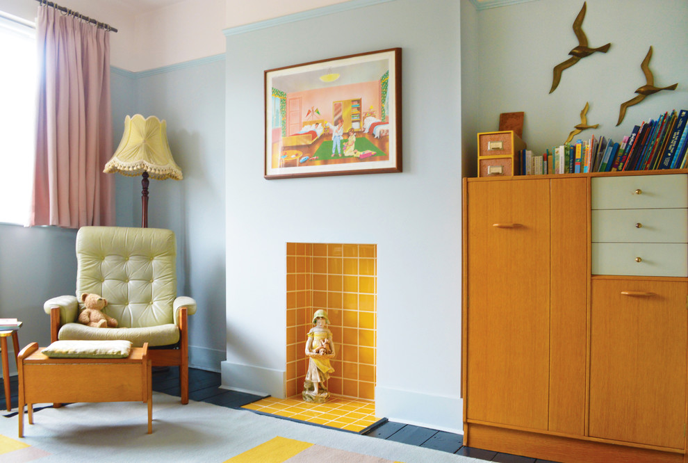 Bild på ett mellanstort 60 tals könsneutralt småbarnsrum kombinerat med sovrum, med blå väggar, målat trägolv och blått golv