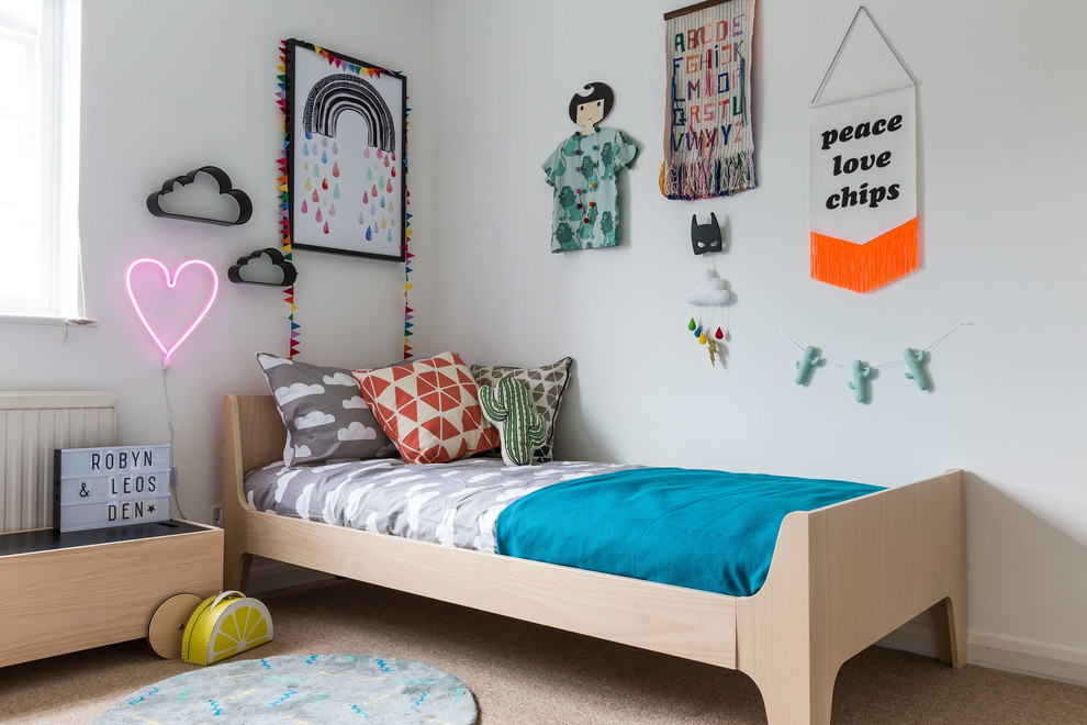 Idee per una cameretta da letto eclettica con pareti grigie, moquette e pavimento beige