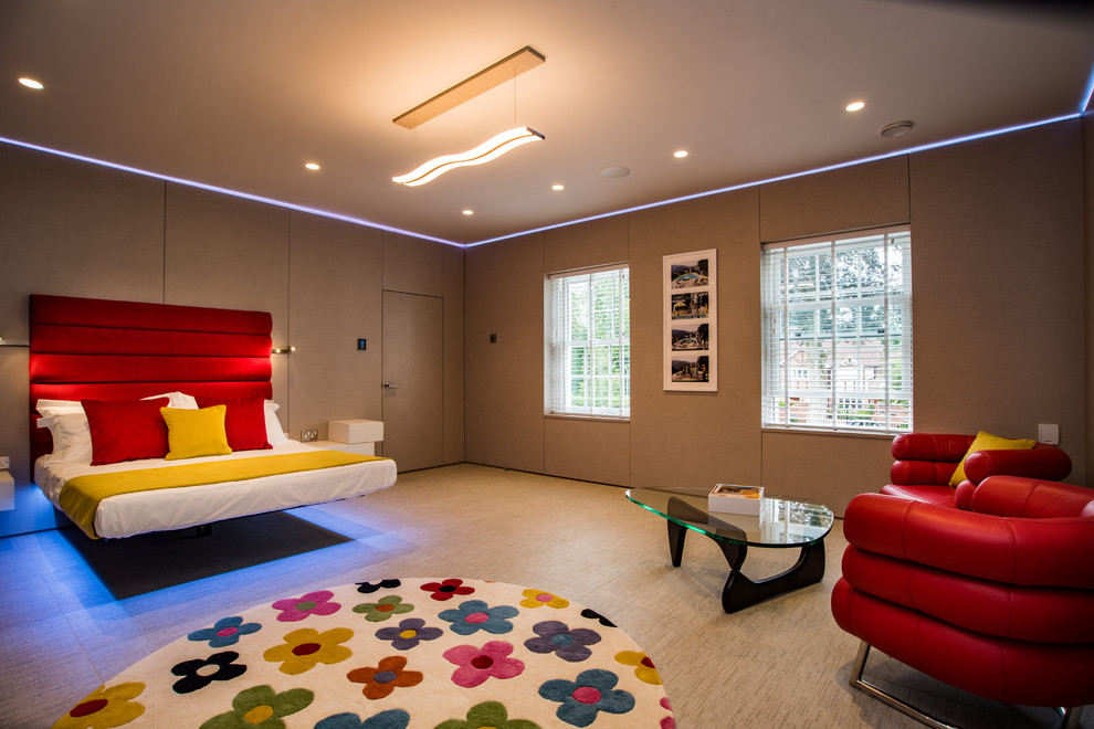 Inredning av ett modernt stort könsneutralt barnrum kombinerat med sovrum och för 4-10-åringar, med bruna väggar och beiget golv