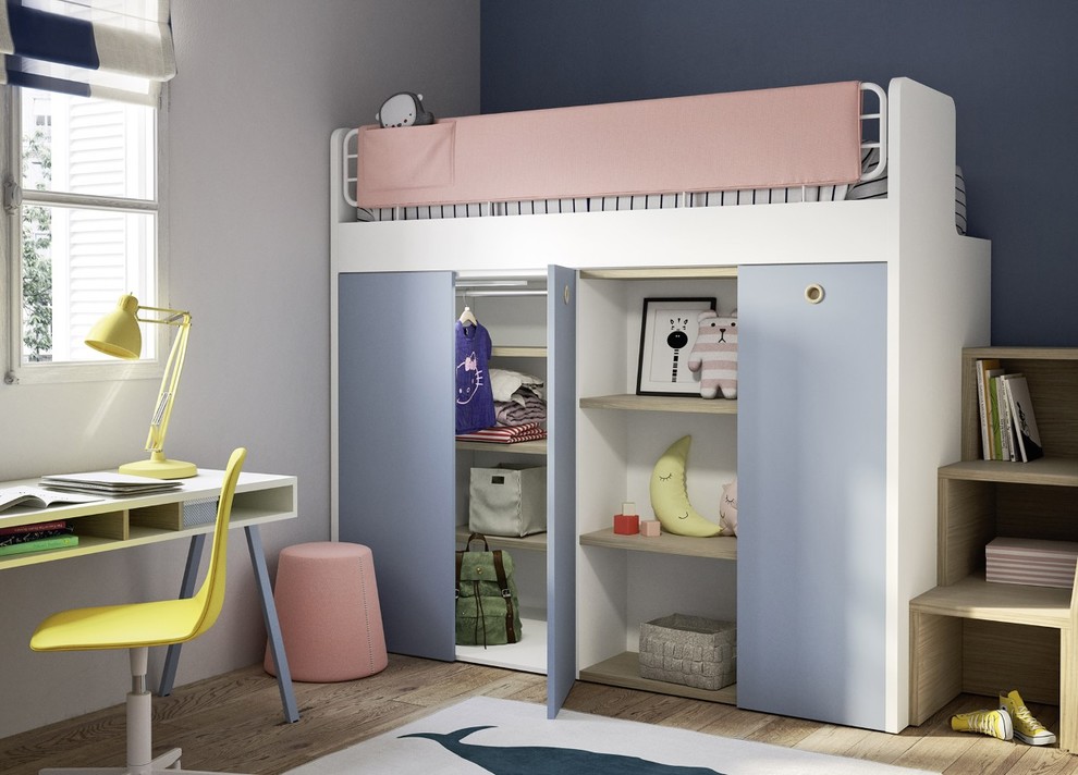 Kleines, Neutrales Modernes Kinderzimmer mit Arbeitsecke und bunten Wänden in London