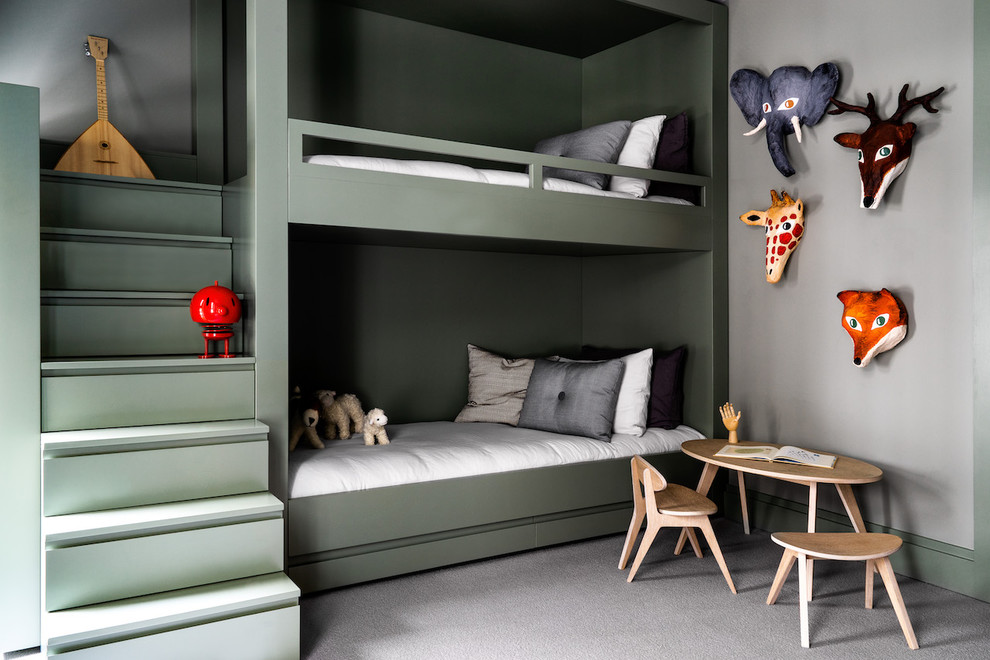 ロンドンにあるトランジショナルスタイルのおしゃれな子供の寝室 (グレーの壁、カーペット敷き、グレーの床、二段ベッド) の写真