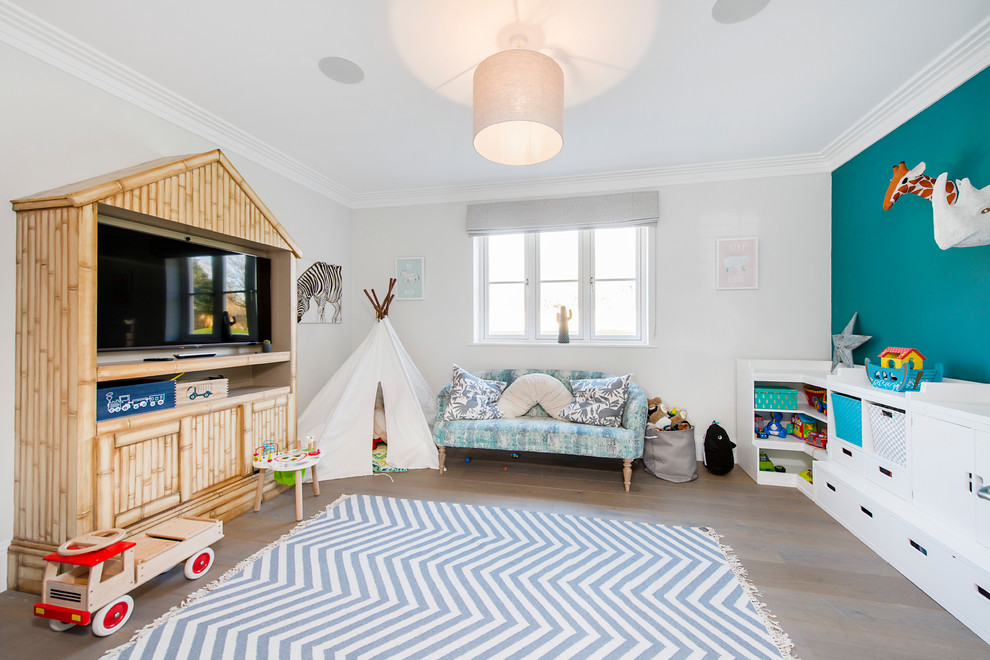 Idéer för ett maritimt könsneutralt småbarnsrum kombinerat med lekrum, med vita väggar, mellanmörkt trägolv och beiget golv
