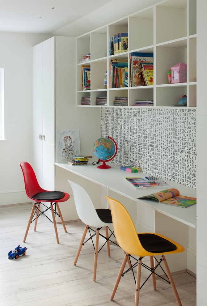 Cette image montre une chambre neutre design avec un bureau, un mur blanc et parquet clair.