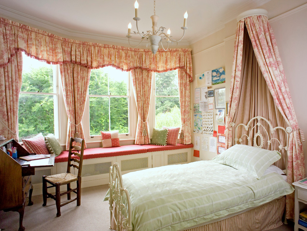 Klassisches Mädchenzimmer mit Schlafplatz, beiger Wandfarbe und Teppichboden in London