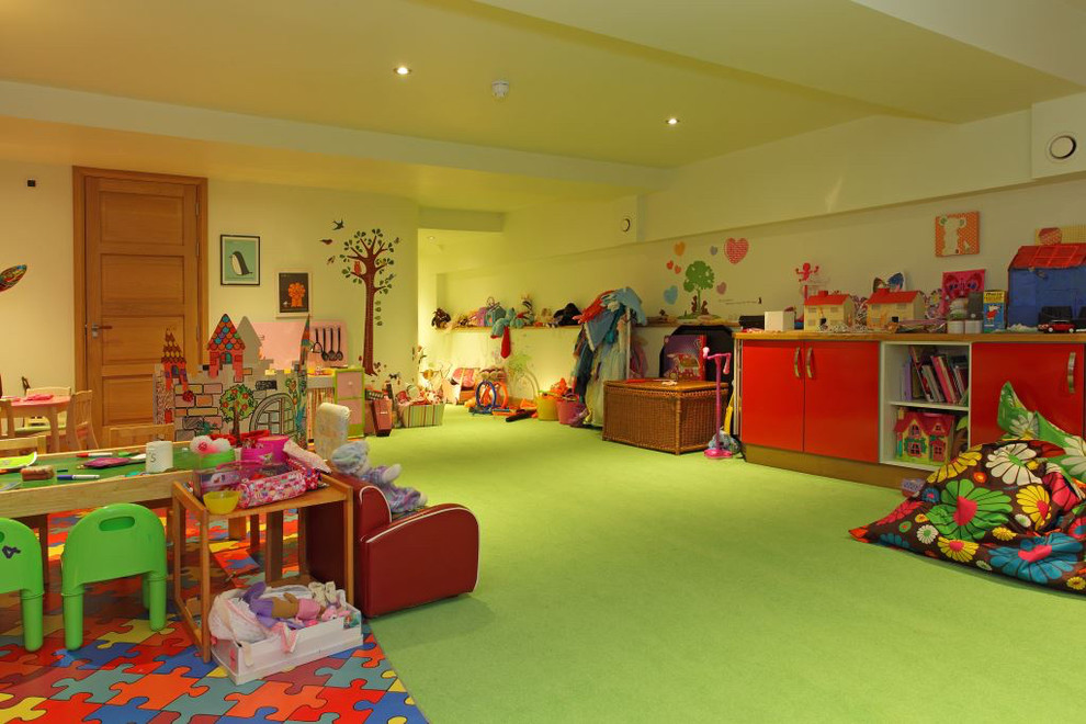Inspiration för ett könsneutralt barnrum kombinerat med lekrum, med heltäckningsmatta och grönt golv