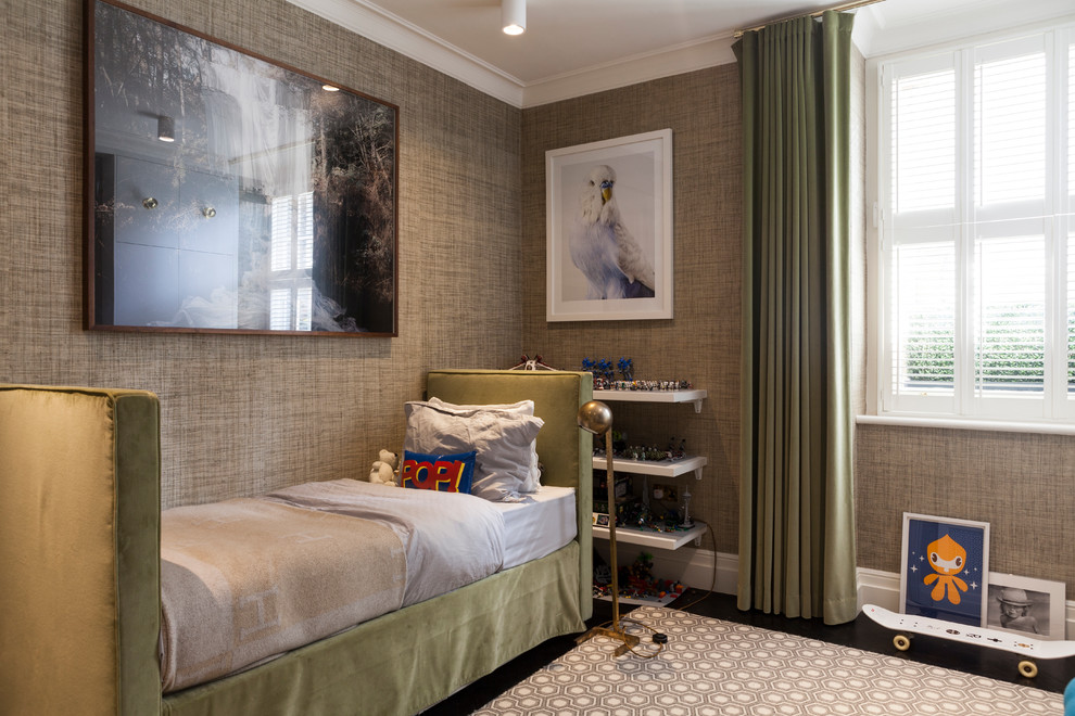 Foto på ett litet funkis pojkrum kombinerat med sovrum och för 4-10-åringar, med grå väggar