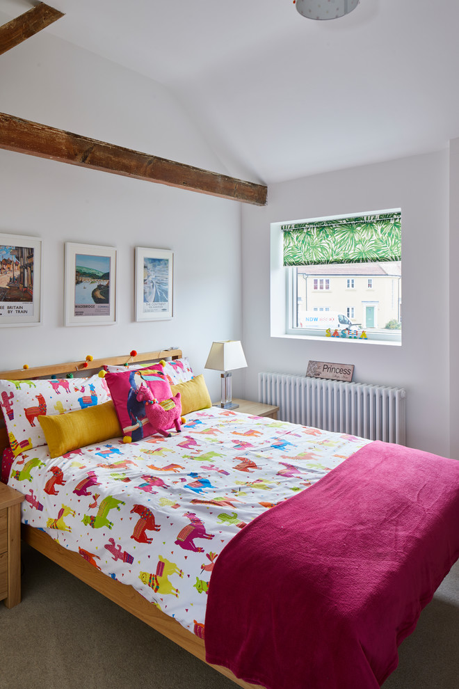 Skandinavisches Mädchenzimmer mit weißer Wandfarbe, Schlafplatz, Teppichboden und beigem Boden in Sonstige