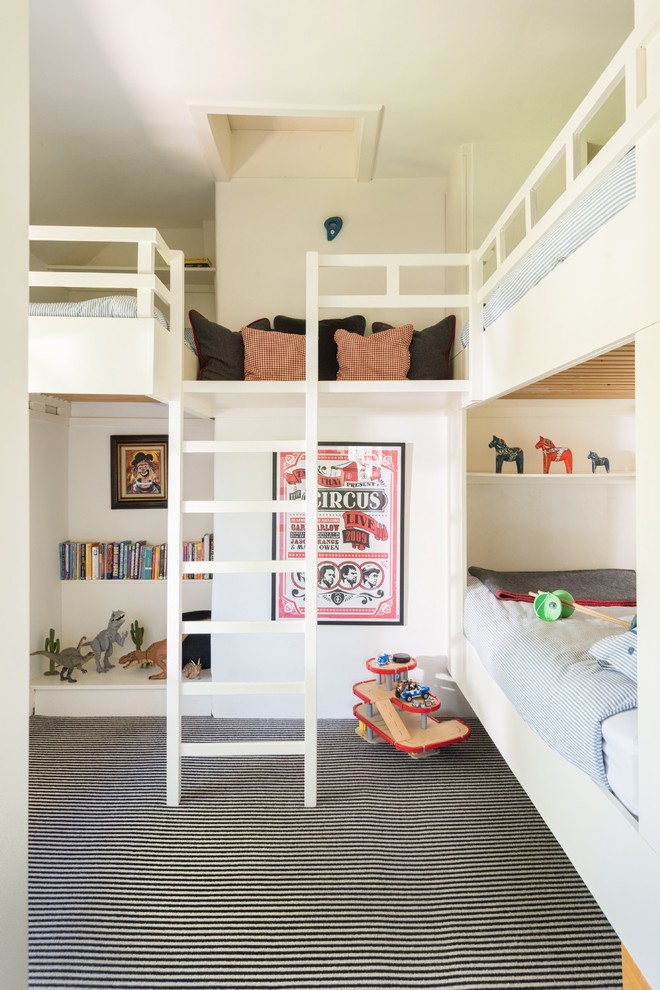 Cette photo montre une chambre d'enfant nature avec un mur blanc et un lit superposé.