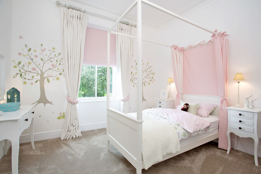 На фото: детская среднего размера в классическом стиле с спальным местом, белыми стенами и ковровым покрытием для ребенка от 4 до 10 лет, девочки с