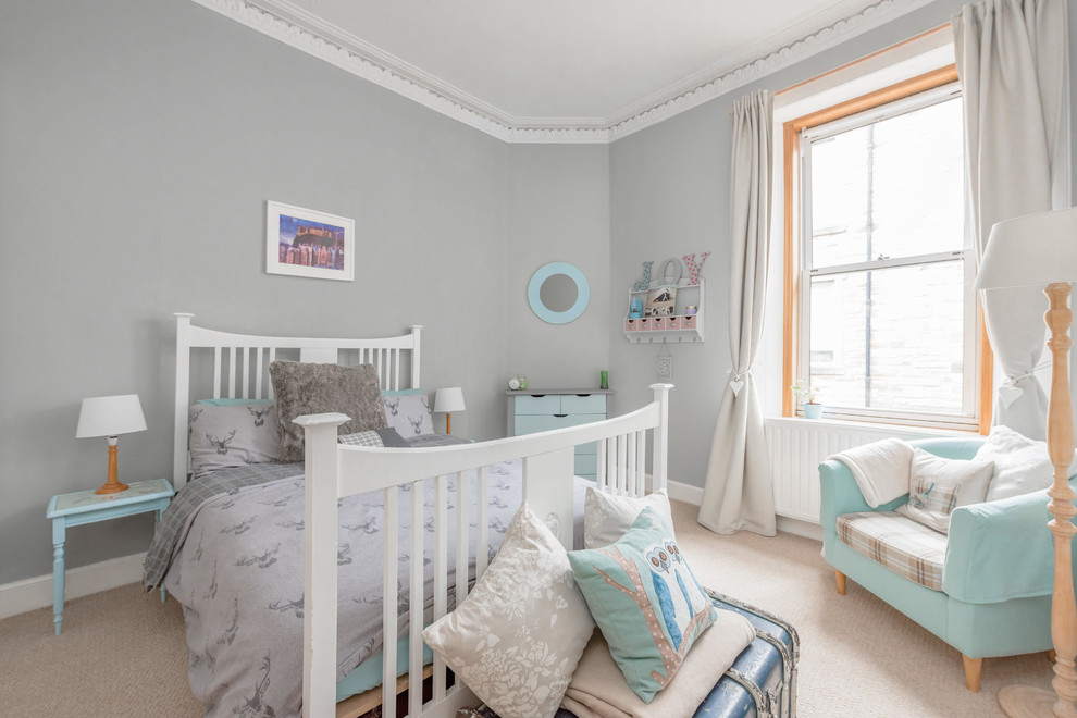Immagine di una cameretta per bambini di medie dimensioni con pareti grigie, moquette e pavimento beige