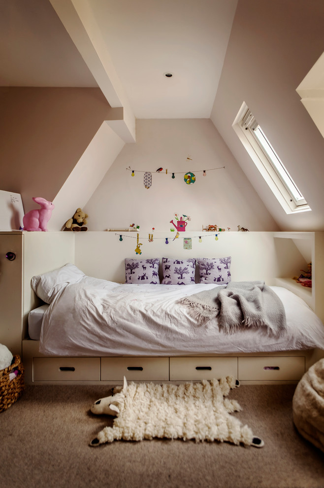 Inredning av ett modernt litet flickrum kombinerat med sovrum och för 4-10-åringar, med heltäckningsmatta