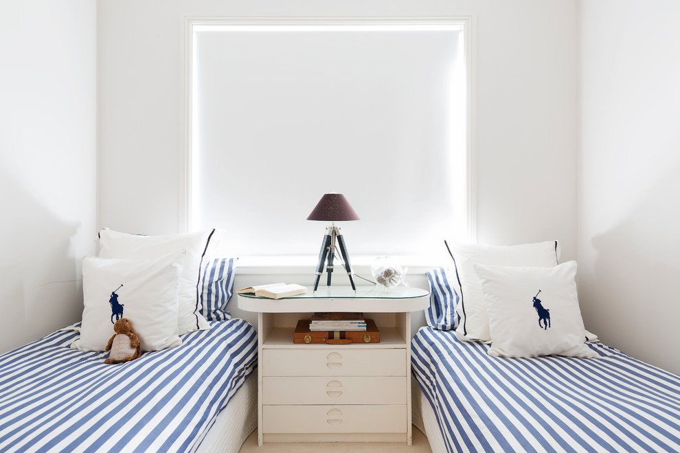 Esempio di una piccola cameretta per bambini da 4 a 10 anni stile marinaro con pareti bianche, moquette e pavimento beige