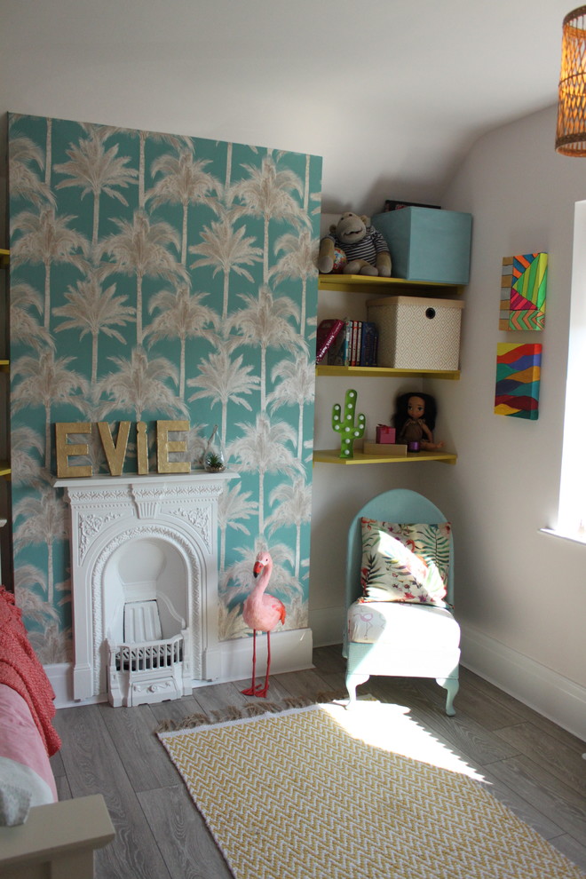 Diseño de dormitorio infantil actual de tamaño medio con paredes multicolor, suelo laminado y suelo gris
