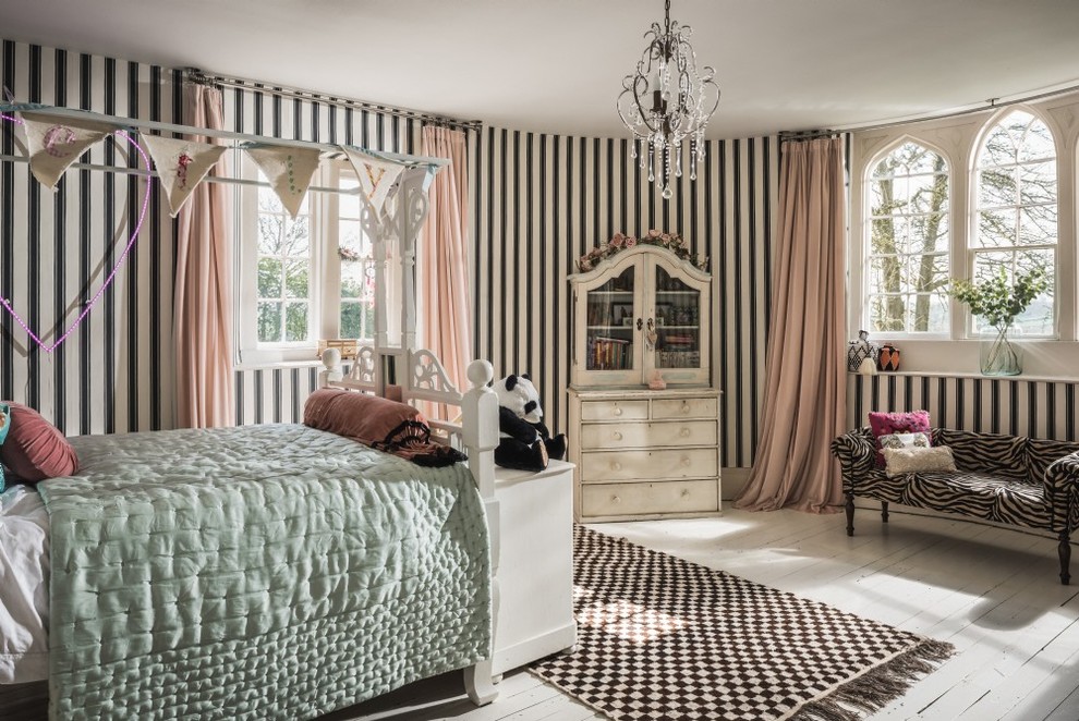Exempel på ett shabby chic-inspirerat flickrum kombinerat med sovrum, med flerfärgade väggar, målat trägolv och vitt golv