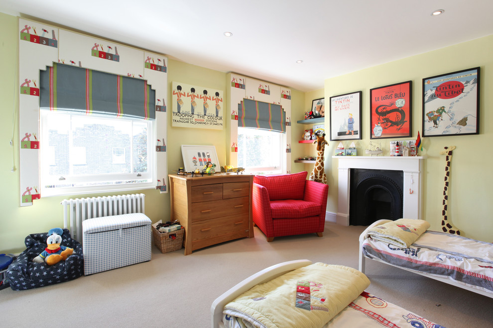 Idéer för ett klassiskt könsneutralt småbarnsrum kombinerat med sovrum, med heltäckningsmatta och gröna väggar