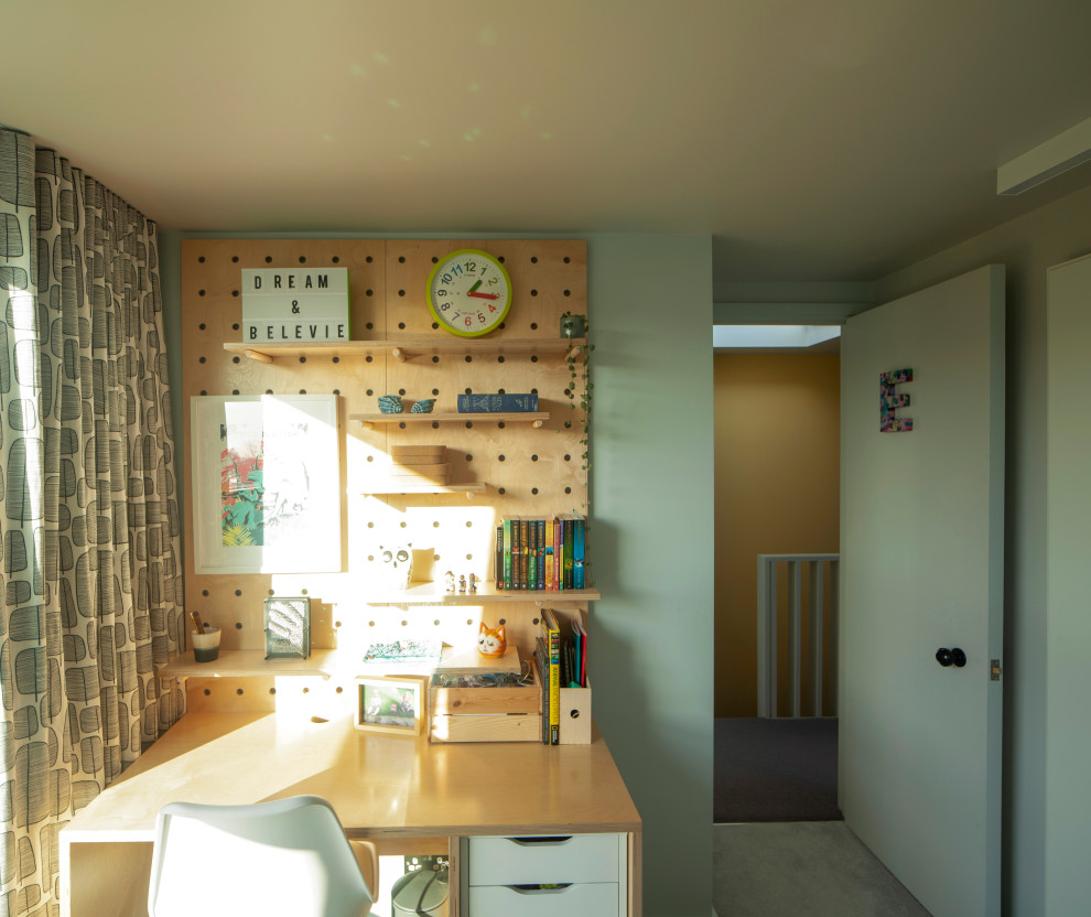 Modelo de dormitorio infantil de 4 a 10 años escandinavo pequeño con paredes multicolor, moqueta y suelo gris