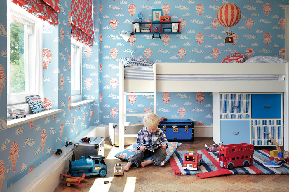 Modelo de dormitorio infantil clásico con paredes azules, suelo de madera en tonos medios y suelo marrón