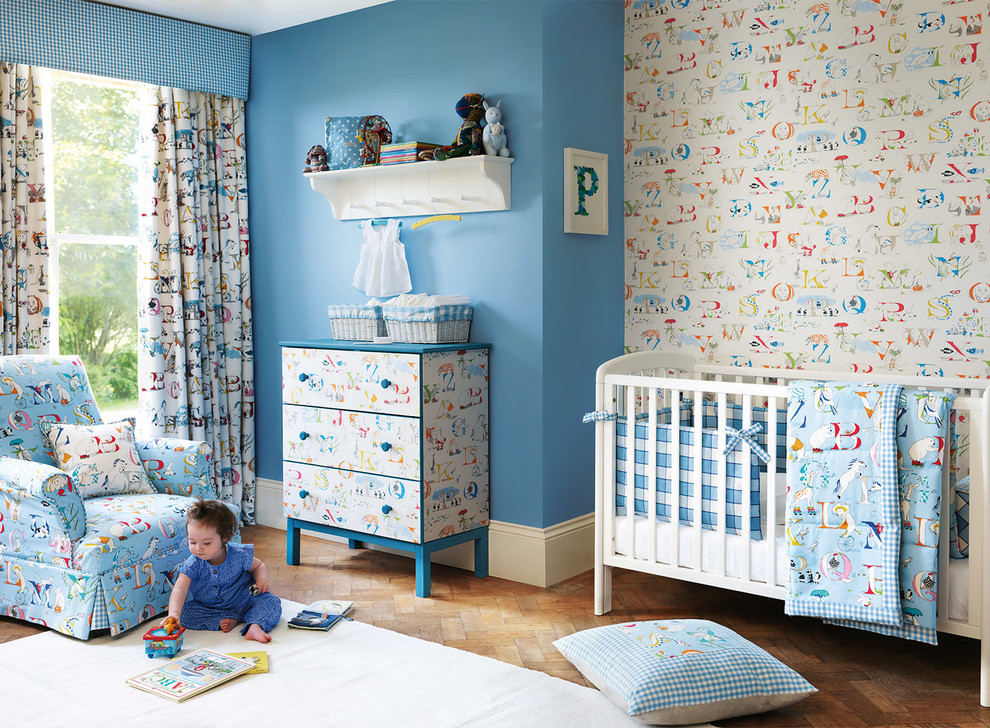 ロンドンにあるトラディショナルスタイルのおしゃれな子供の寝室 (青い壁、無垢フローリング、茶色い床) の写真