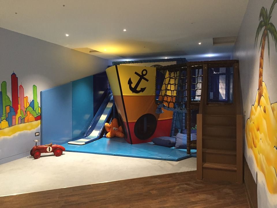 Diseño de dormitorio infantil de 4 a 10 años contemporáneo pequeño con paredes multicolor