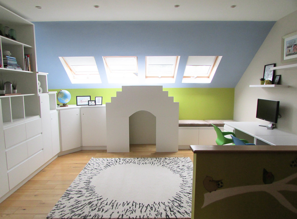 Exempel på ett mellanstort modernt könsneutralt barnrum kombinerat med lekrum och för 4-10-åringar, med beige väggar, ljust trägolv och beiget golv