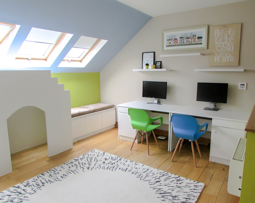 Foto de dormitorio infantil de 4 a 10 años actual de tamaño medio con paredes beige, suelo de madera clara y suelo beige