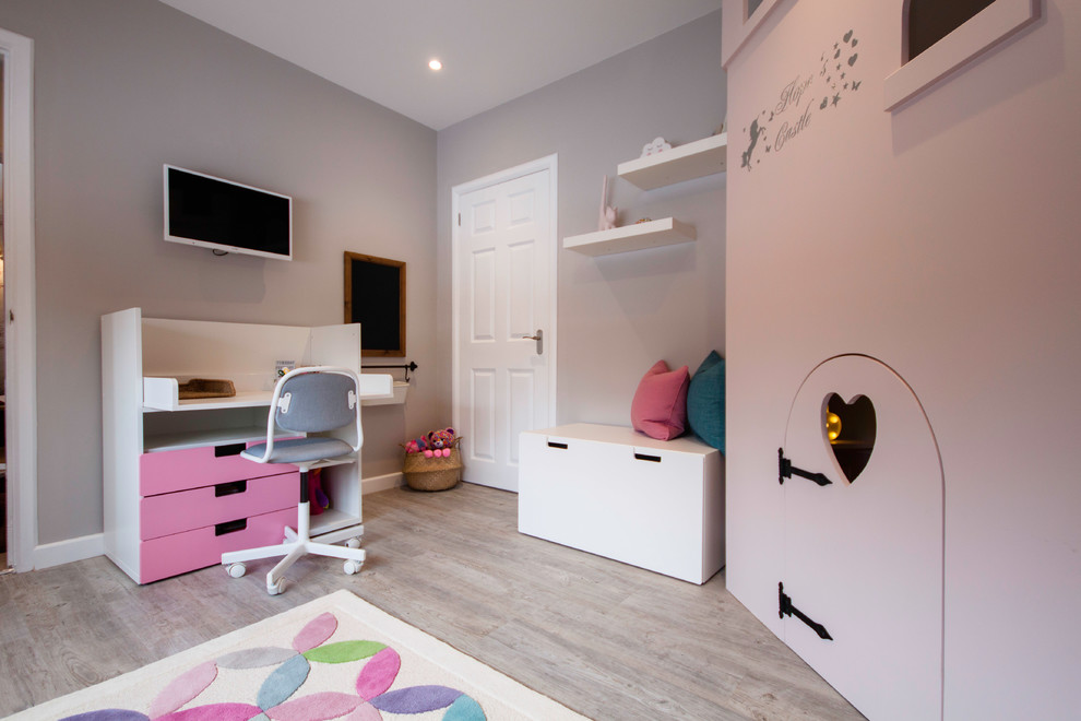 Idée de décoration pour une chambre d'enfant de 4 à 10 ans design de taille moyenne avec un mur gris, un sol en vinyl et un sol gris.