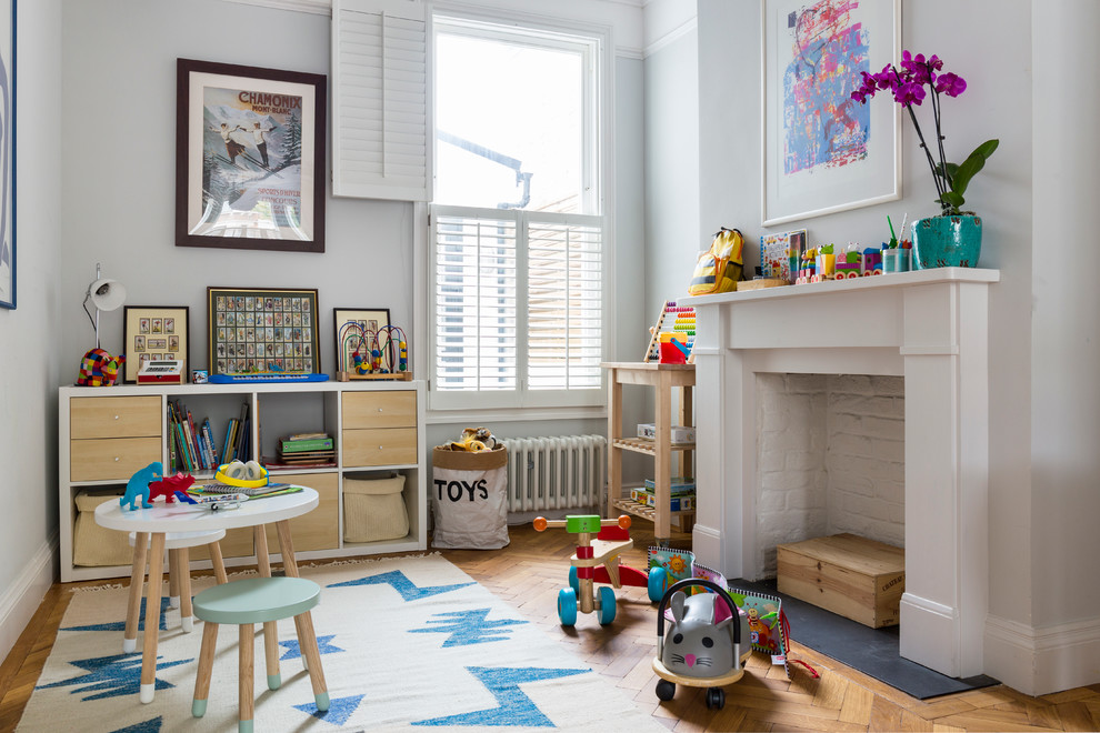 Imagen de dormitorio infantil clásico renovado con paredes grises y suelo de madera en tonos medios