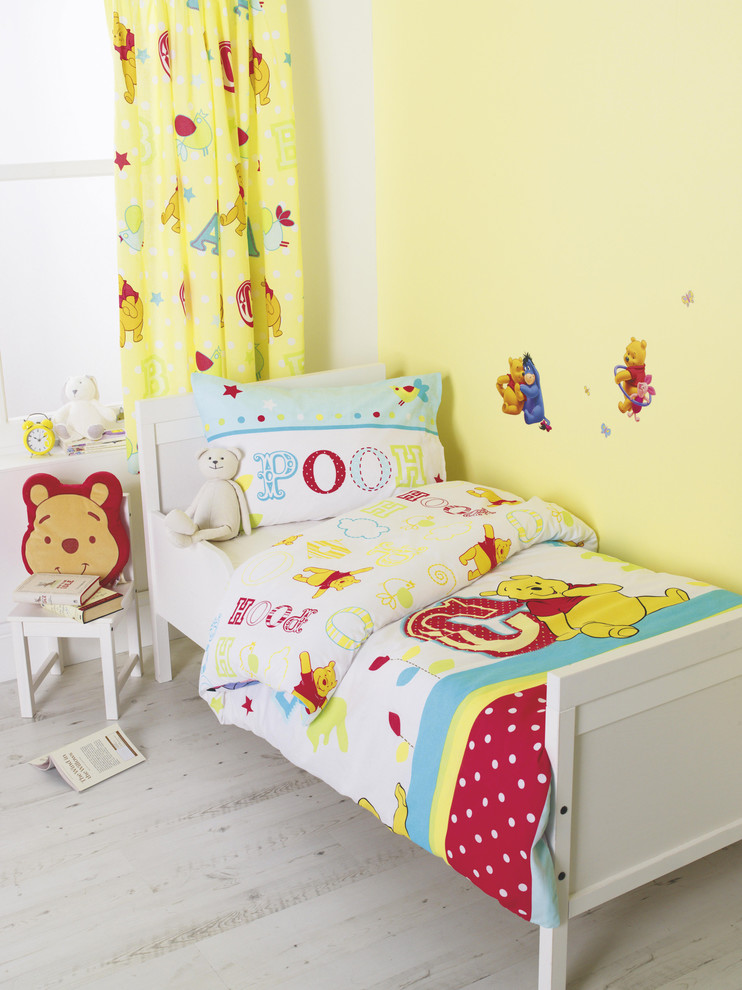 Ejemplo de dormitorio infantil de 1 a 3 años contemporáneo pequeño con paredes amarillas y suelo de madera clara